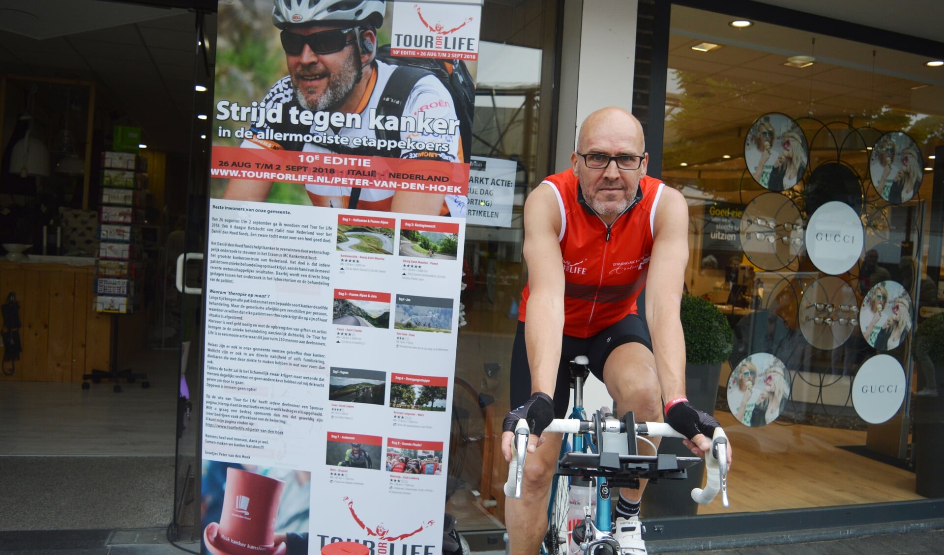 Peter van den Hoek klimt op de fiets voor de 
