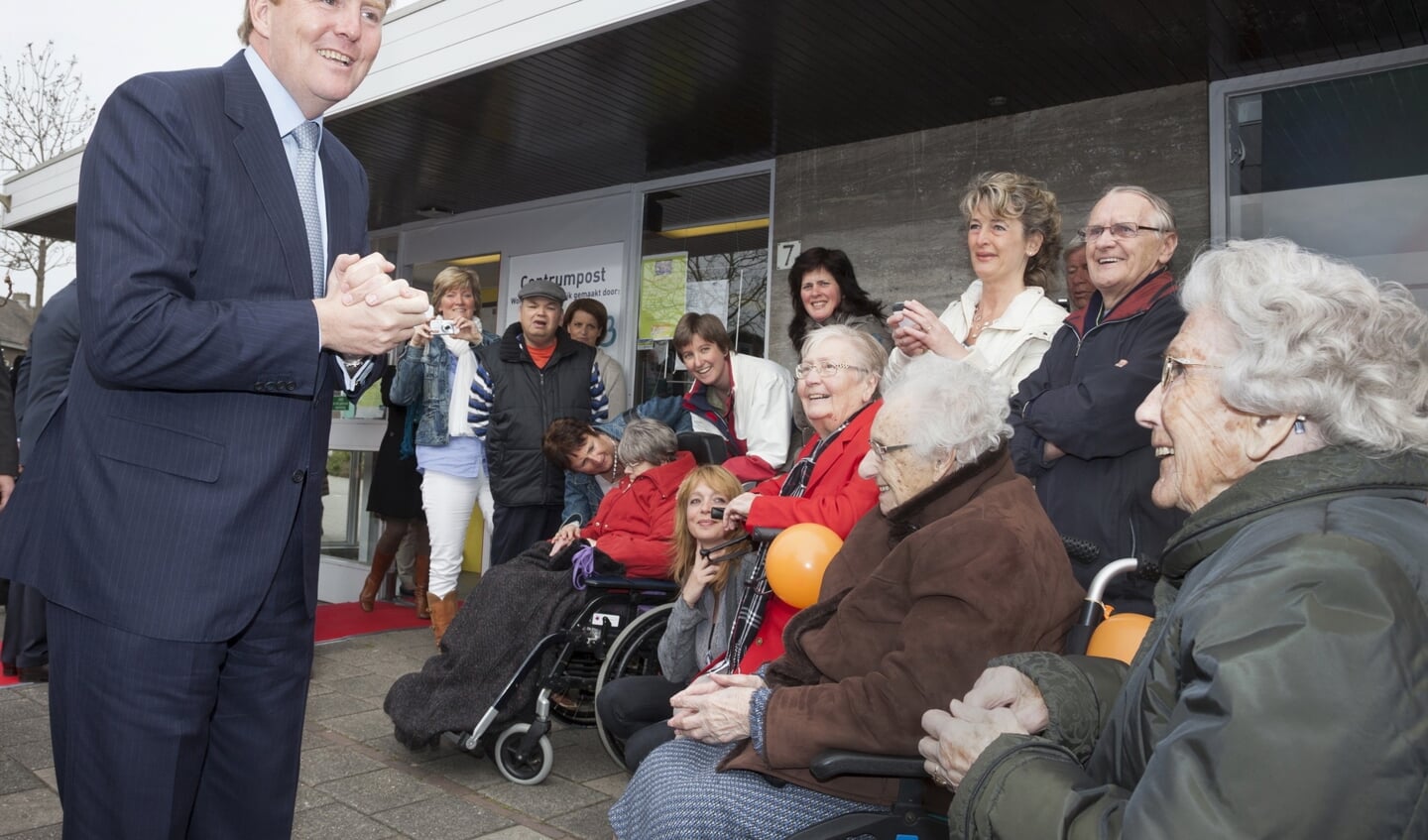 Een hoogtepunt voor tante Fijgh (geheel rechts) in 2012: kroonprins Willem Alexander in Barendrecht.