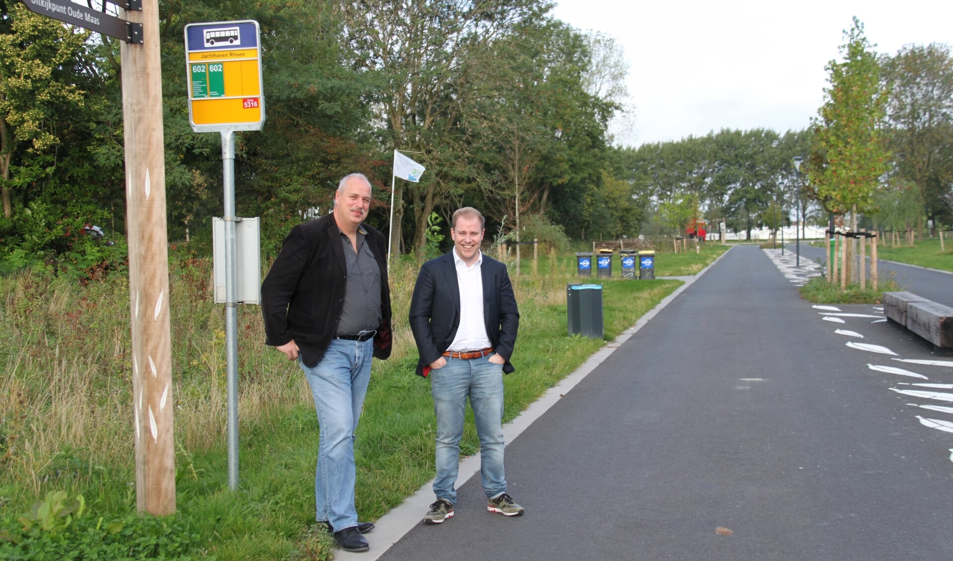 Wethouder Martijn Heezen (l) en Carsten Visser bij de nieuwe halte.