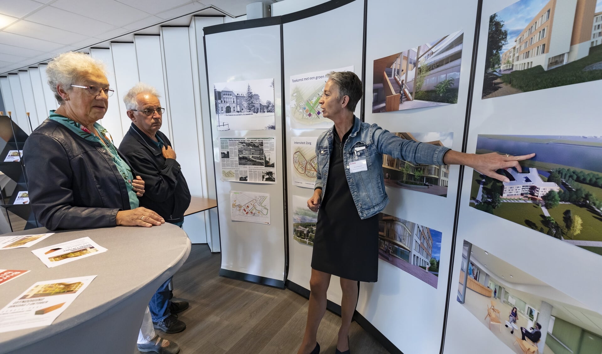 Directeur Els van Bezouwen geeft Annerie Brinkman (links) uitleg bij de nieuwbouwplannen.