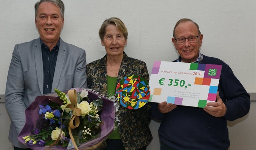 vlnr.: Voorzitter Hans Magito, Emmy Mulder en penningmeester Dingeman Schreuders.