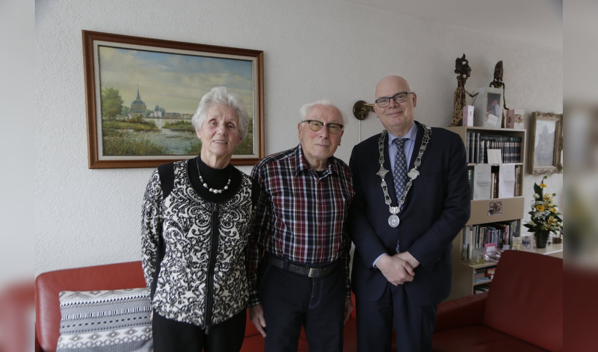 Echtpaar Van Krimpen-Le Roux met burgemeester Van Belzen. Op de achtergrond Kampen.