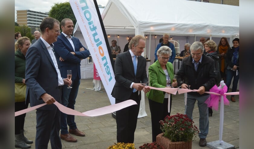 Wethouder Japenga knipte het lint met bewoners van de Acaciastraat door