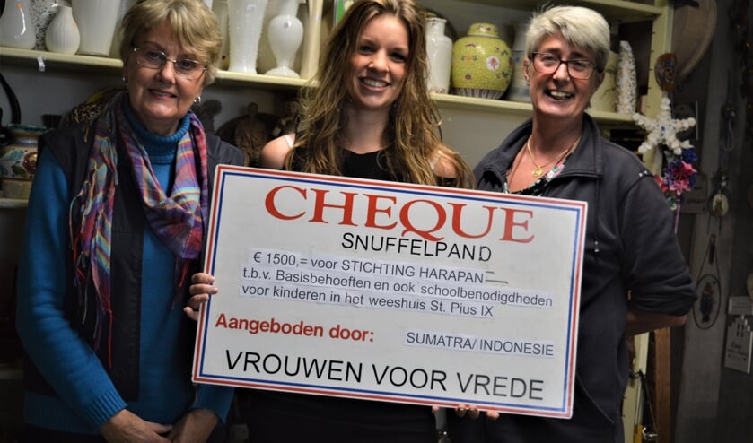 Elianne Vlasblom nam de cheque voor Harapan in ontvangst