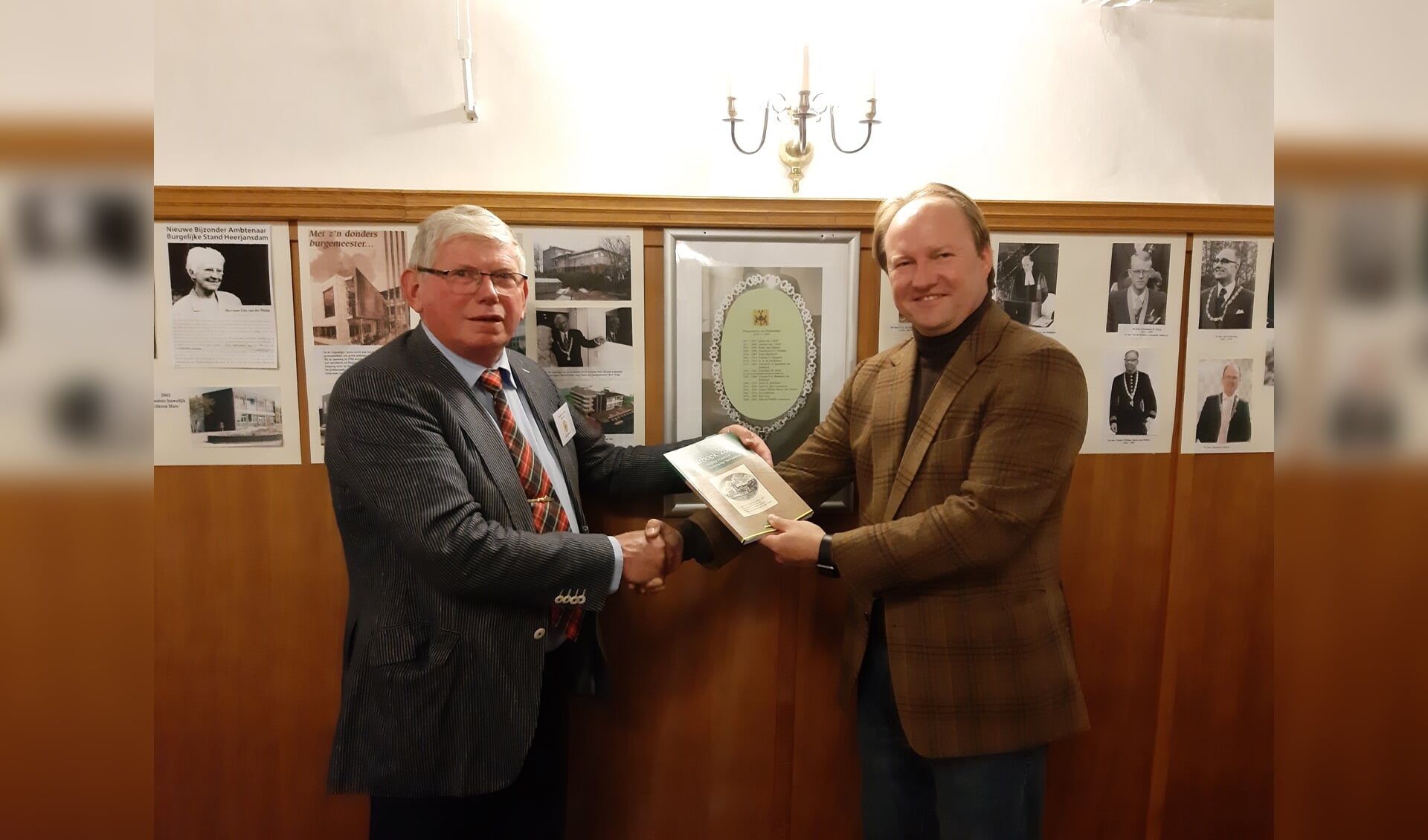 Burgemeester Hein van der Loo (rechts) nam het boek in ontvangst.