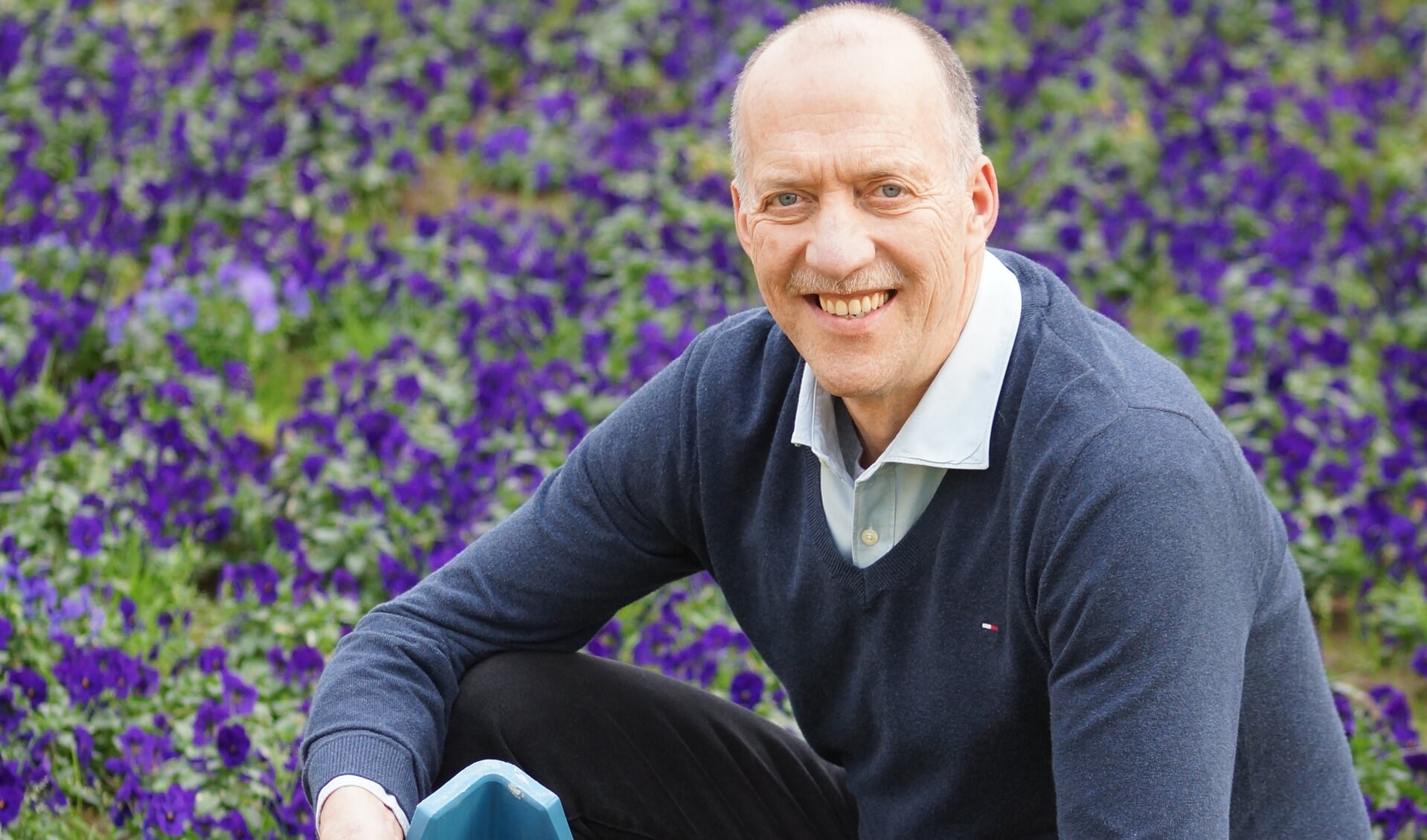 Piet van Vugt tussen de eetbare bloemen