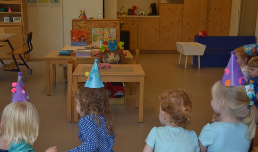 De peuters vieren feest met Bas.