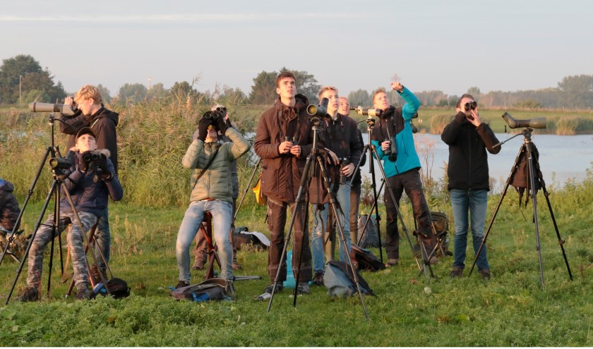 Vogelaars op de telpost. (foto: Hans Mom)