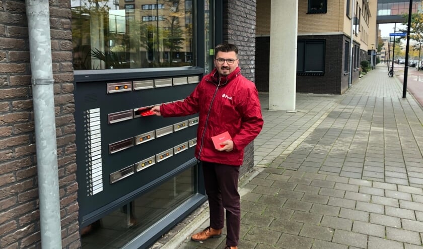 Voorzitter Cengiz Tutar stopt de kaarten in zijn buurt in de bus.