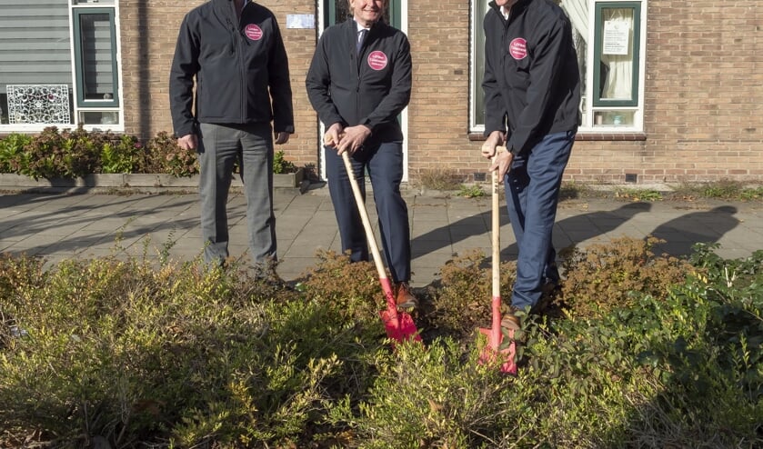 Samen met Oscar Kuiper (links) en Henk Hoven (rechts) van L2Fiber begon wethouder Marten Japenga symbolisch met het eerste graafwerk.