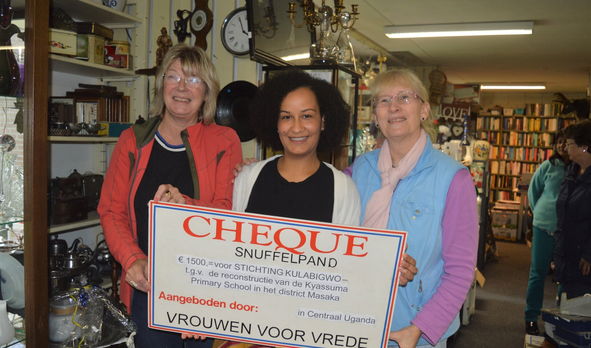 Rebekah Kaweesi nam de cheque in het Snuffelpand in ontvangst