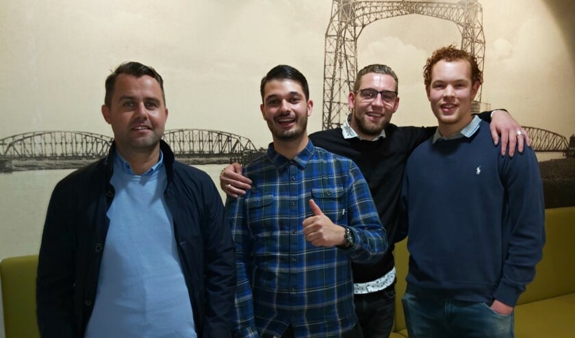 Van links naar rechts: jongerenwerker Steven Schaap, Ricardo Grashuis, Sijbrand Groenendijk en Valentijn Westerink.