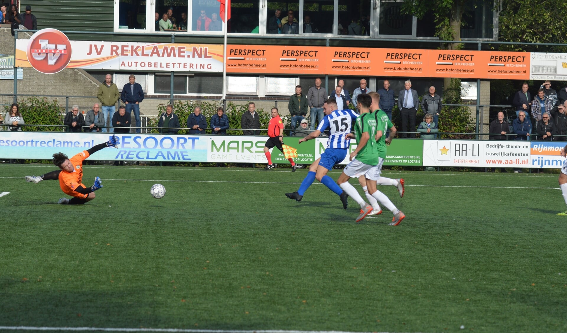 Tonnie Stok schiet de 3-2 binnen