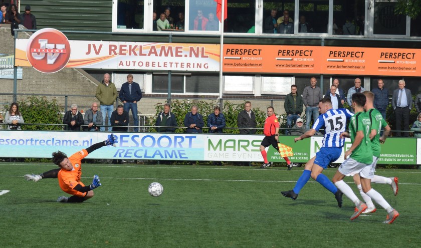Tonnie Stok schiet de 3-2 binnen