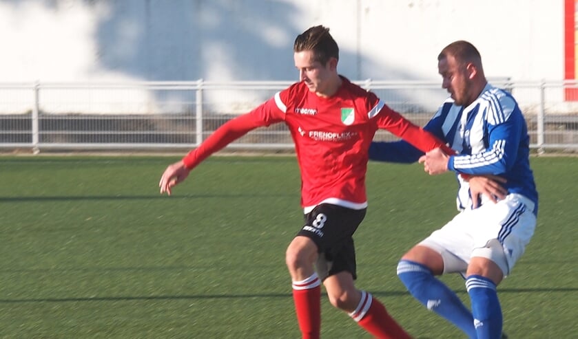 Jesse Ringlever schermt de bal af (foto Roelie 't Jong)