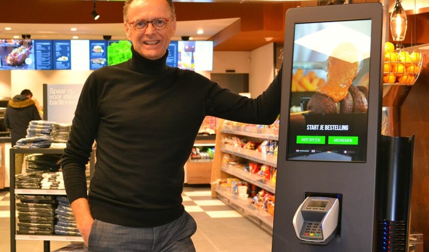 Gerard Verveer bij de bestelzuil in de shop. Eén van de vele vernieuwingen.