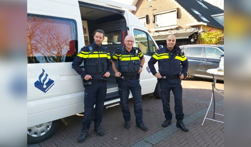 Wijkagenten op het Doormanplein.