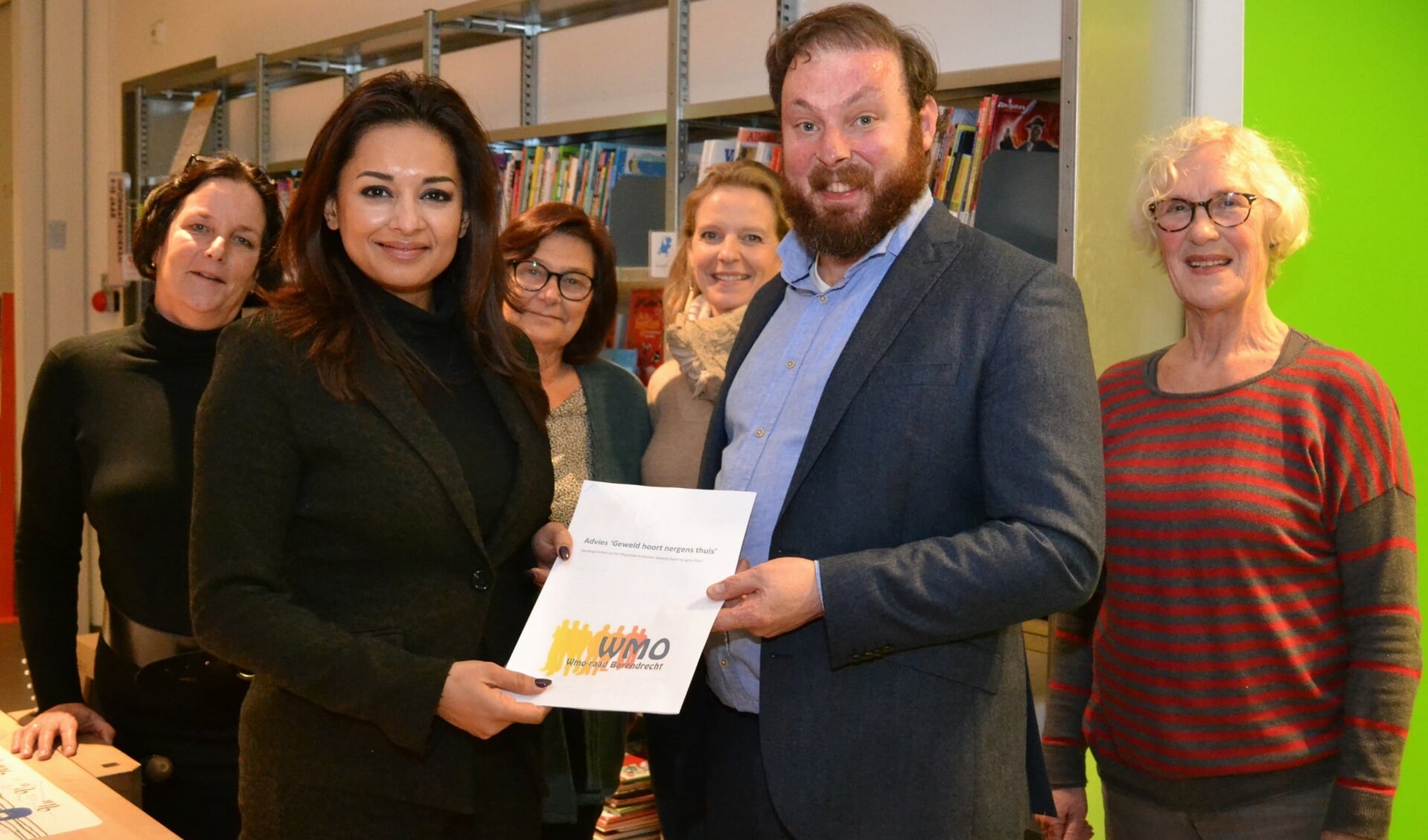 Arend Wesdijk (midden) overthandigt het advies aan wethouder Reshma Roopram.