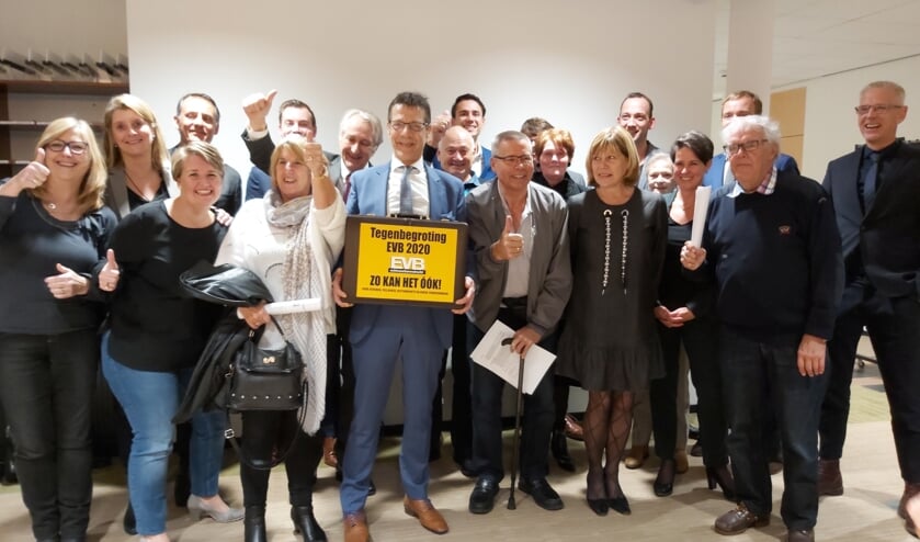 Blijdschap bij de aanhang van EVB na afloop van de vergadering.