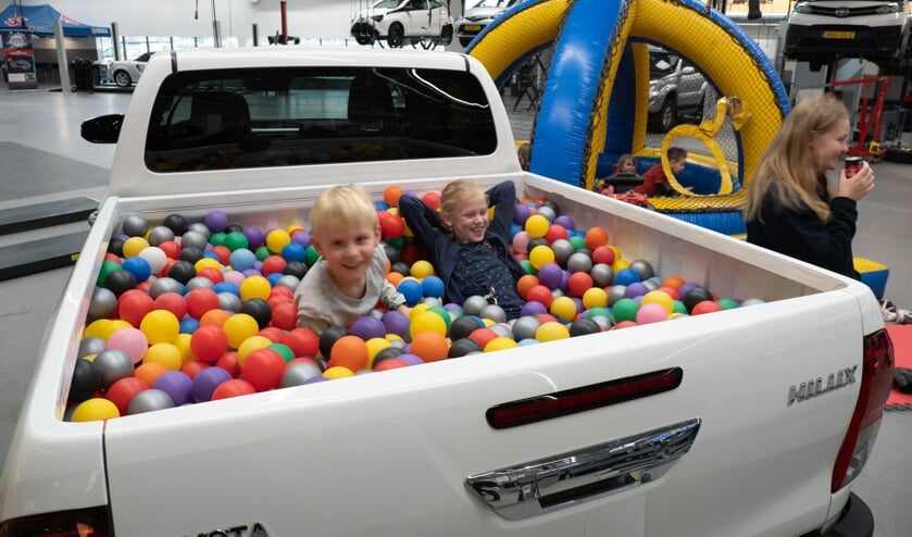 Feest bij Toyota-dealer Louwman.