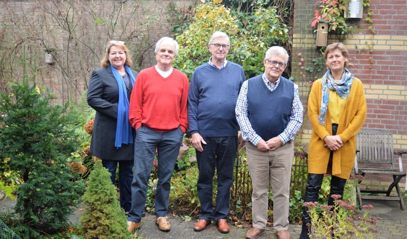 De initiatiefgroep (v.l.n.r.) Arianne Ripmeester, Rob Burgerhout, Wim Kooiman en Hans van Gameren met Sophieke Klaver van Stichting Knarrenhof