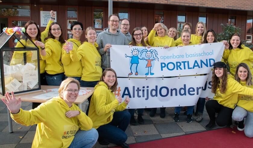 In plaats van in Den Haag voerden OBS Portland actie op het schoolplein. #atlijdonderwijs.