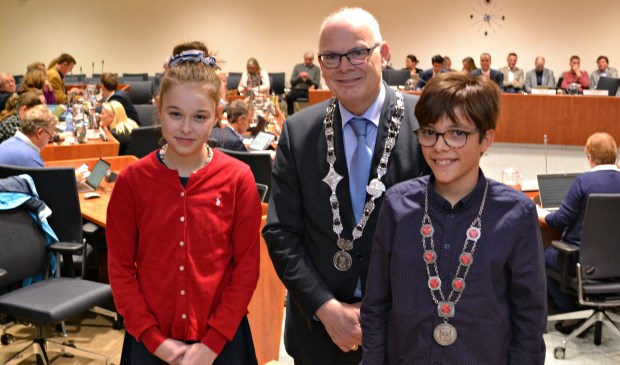 Anaïs Swirc, burgemeester Jan van Belzen en kinderburgemeester Maas van der Graaf.