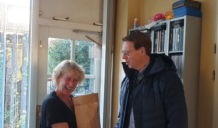 Mevrouw Laging werd door SGP-ChristenUnie raadslid Martijn van Meppelen Scheppink bedankt voor haar mantelzorg werk.