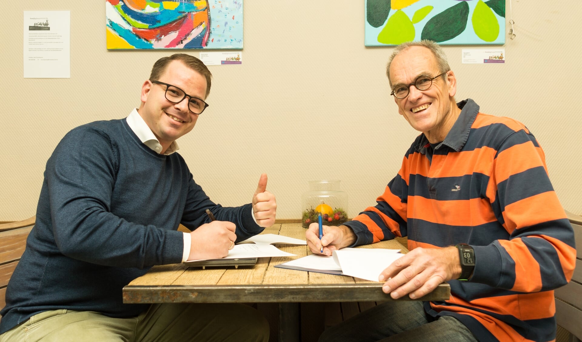 Evert Rop en voorzitter Kees Silvis tekenen het sponsorcontract.