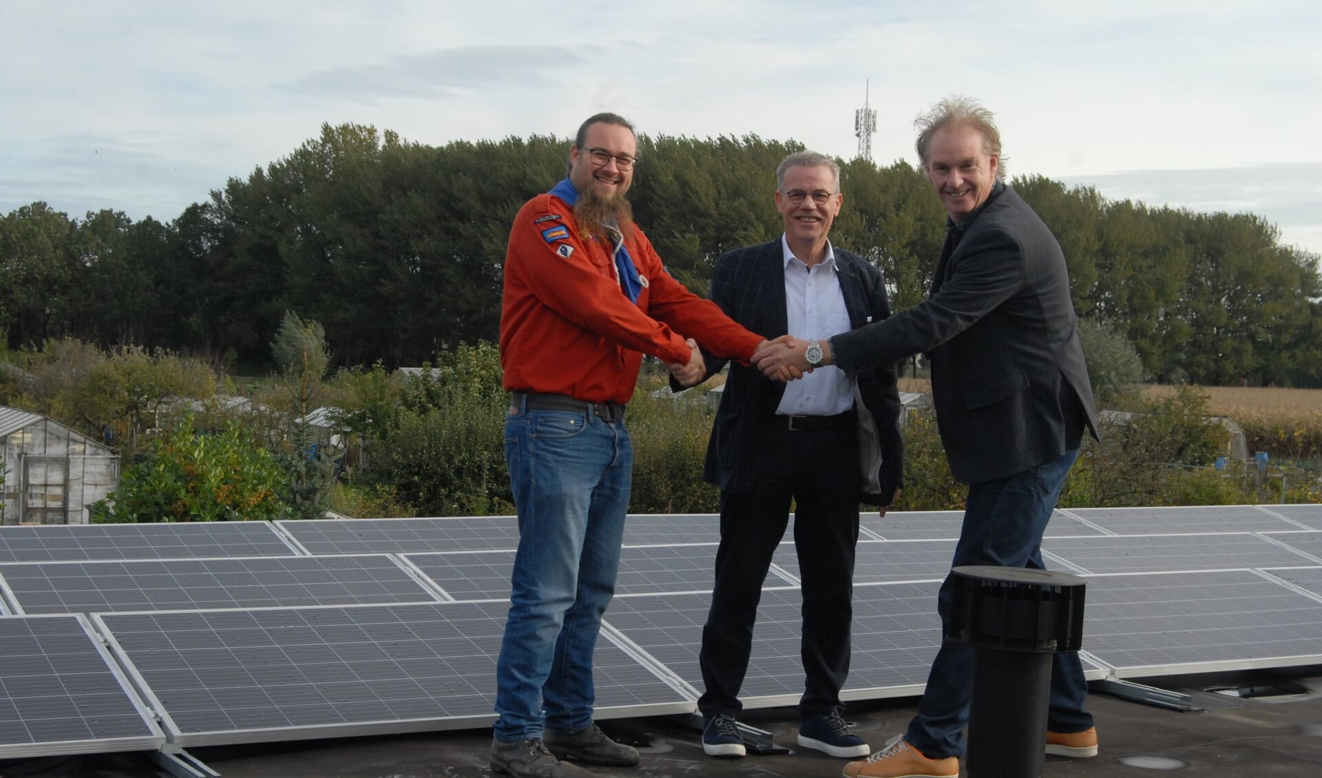 De zonnepanelen werden met een handdruk van de cooperatiefondsleden Wouter Gorter en Co van Hengel symbolisch aan de leiding van de Scouting Ooievaargroep overhandigd.