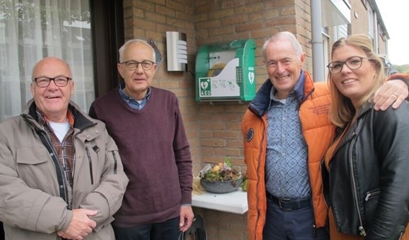 De initiatiefnemers bij de AED aan de Koolmees