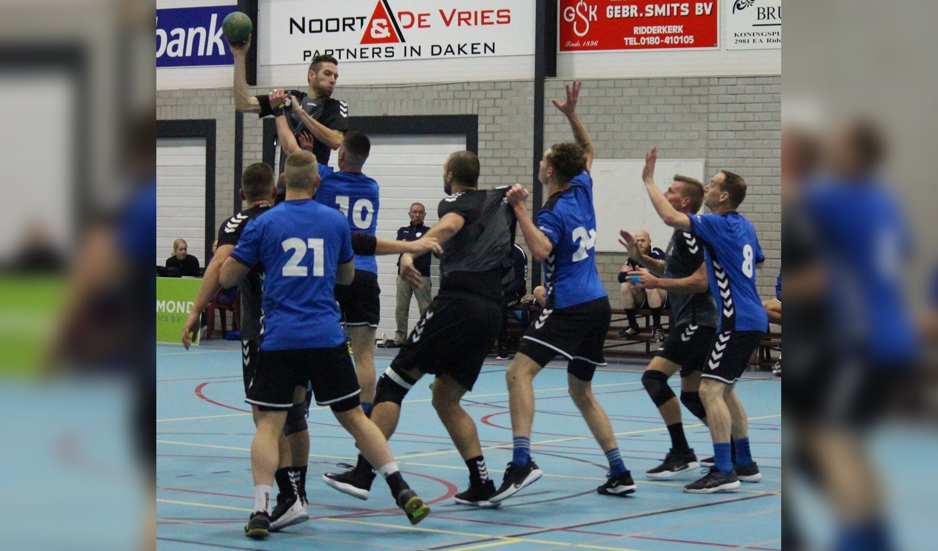 Remco de Jong torent hoog boven de verdediging uit (foto Ruud de Jong)