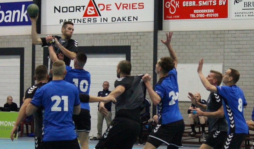 Remco de Jong torent hoog boven de verdediging uit (foto Ruud de Jong)