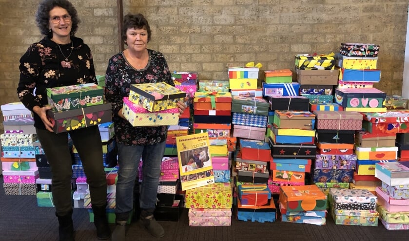 Ada Korstanje en Agnes Bakker kijken alle dozen na voordat ze weggebracht worden.