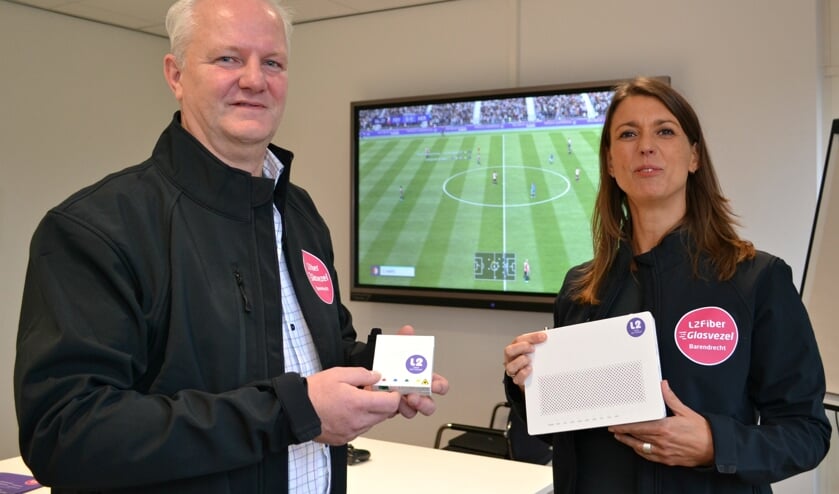 Directeur Oscar Kuiper en wethouder Tanja de Jonge met het kleine en het grote kastje van L2Fiber.