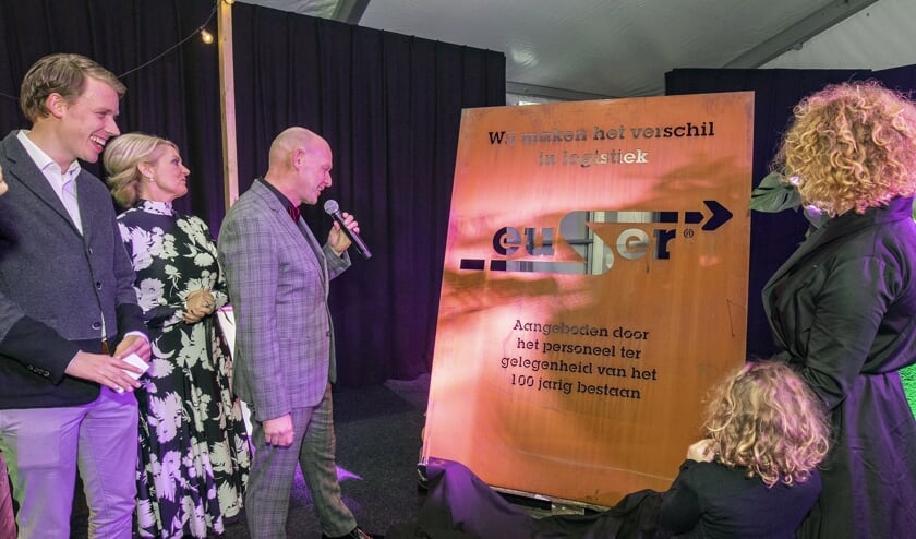 Het Euser-personeel verraste Bas en Lisette Euser met een mooi aandenken aan het eeuwfeest.