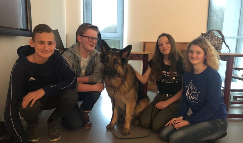 De leerlingen zetten zich onder meer in voor blindengeleidehonden.