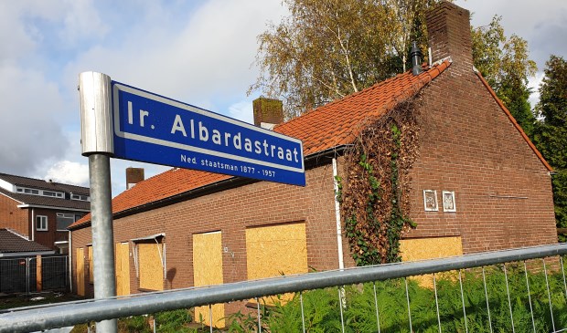 Ook deze woningen aan de Ir. Albardastraat worden gesloopt.