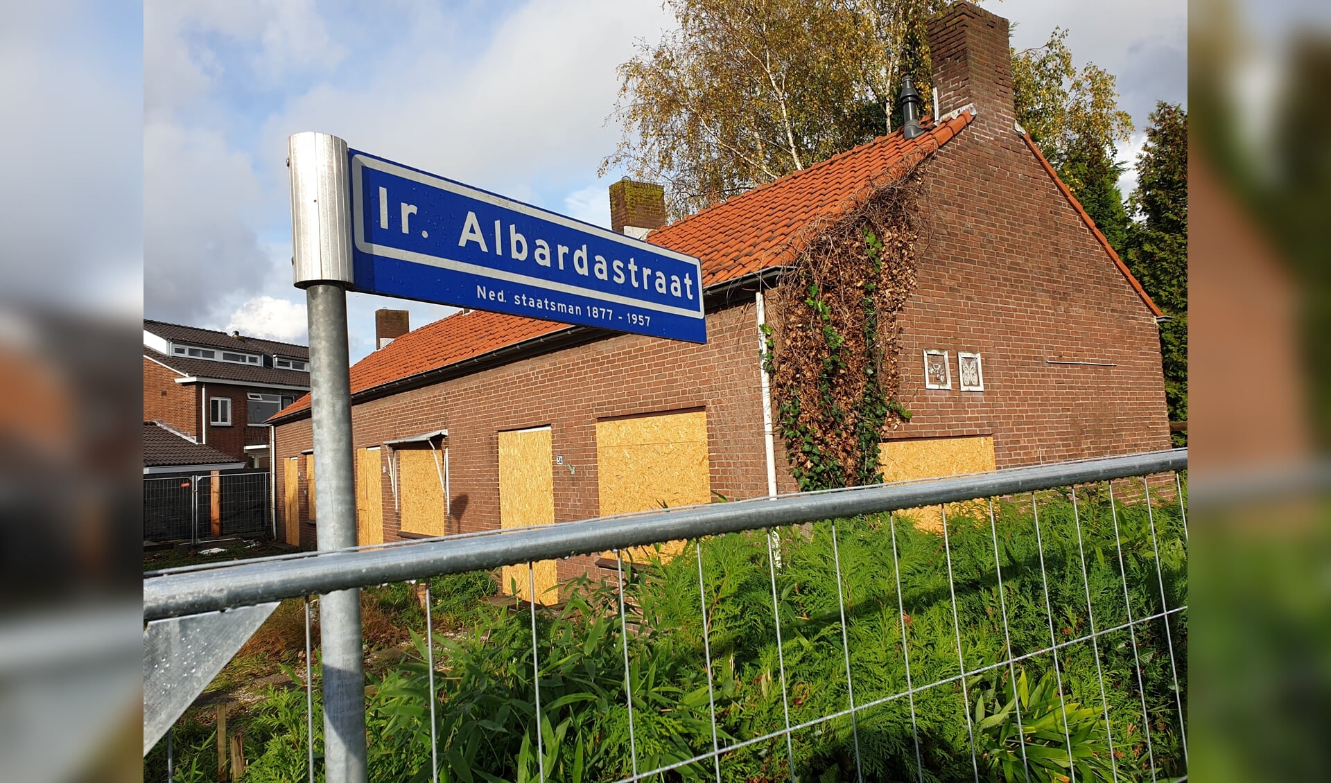 Ook deze woningen aan de Ir. Albardastraat worden gesloopt.