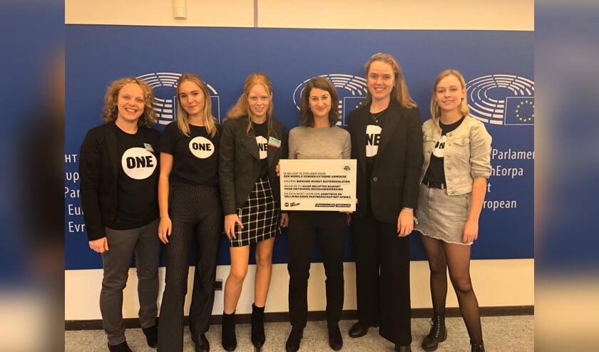 De delegatie van One in het Europees Parlement. Lisa Muller staat derde van links.