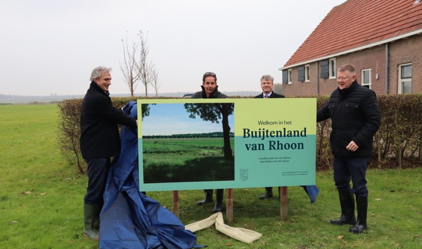 Het eerste welkomstbord om bekendheid te geven aan het Buijtenland van Rhoon is geplaatst.