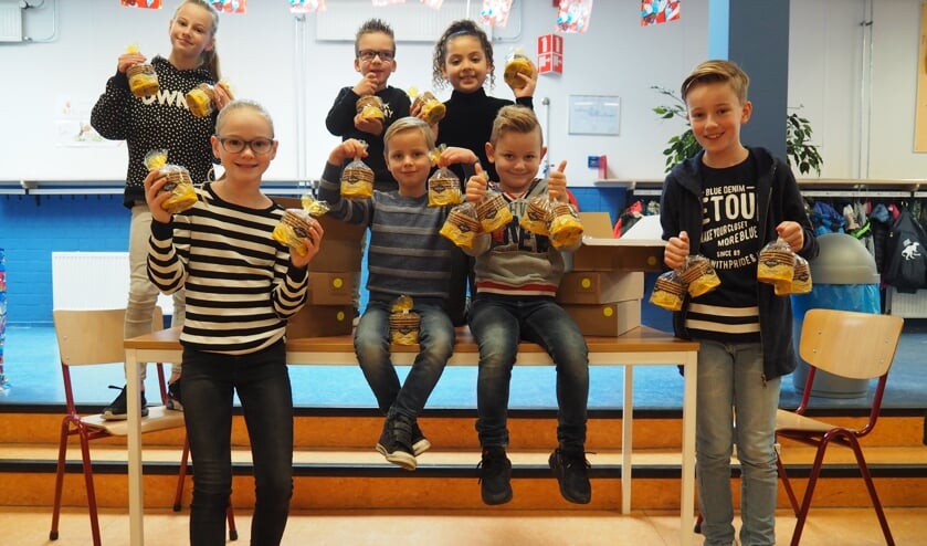 Alle kinderen van groot tot klein verkopen stroopwafels.