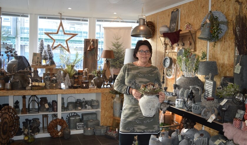 Cindy Lodder in haar nieuwe winkel