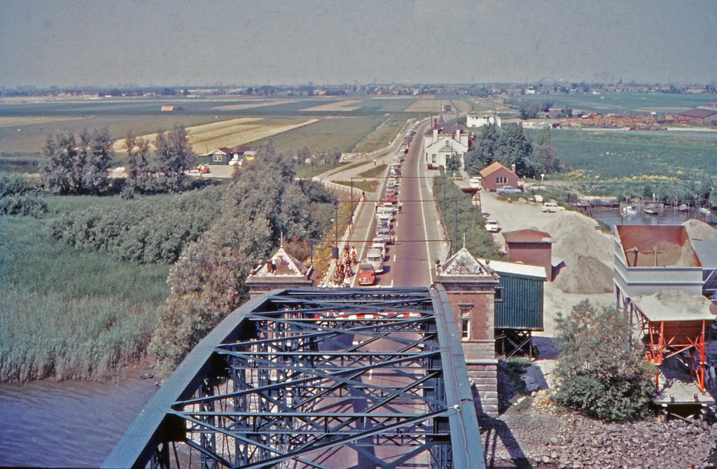 Uitzicht op de file voor de Barendrechtse Brug.