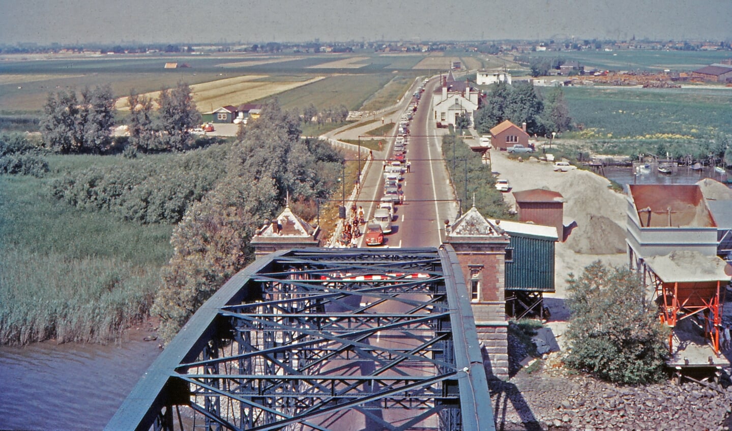 Uitzicht op de file voor de Barendrechtse Brug.