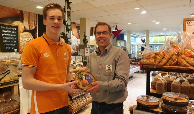 Rogier Dorsman ontvangt de eerste appeltaart van Remco Klootwijk (SPAR).