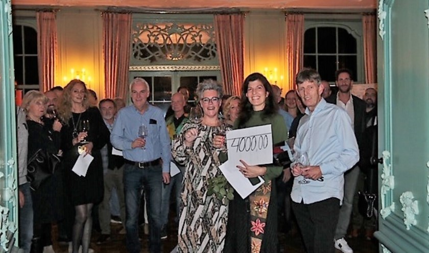Catharina Groeninx van Zoelen ontving de cheque van Jan en Monique den Boef