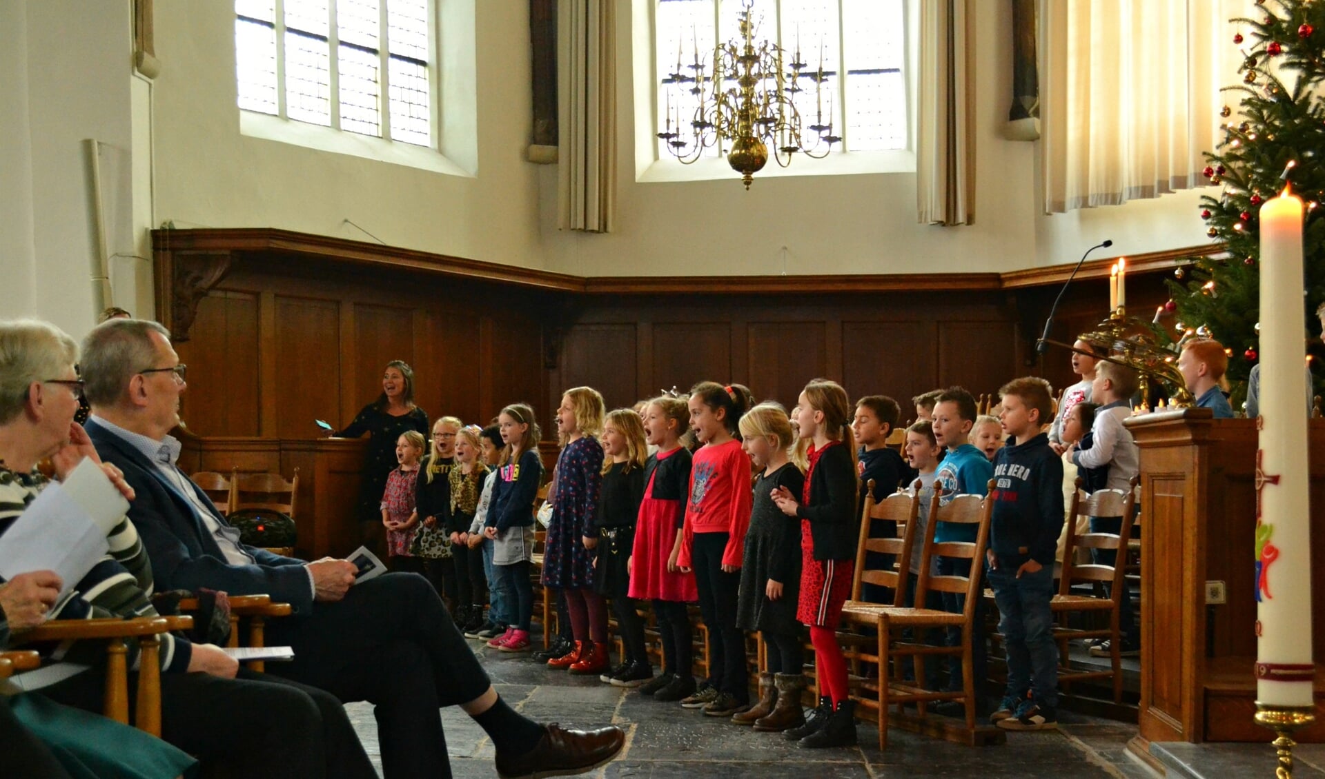 Kinderen van Het Kompas zingen in de Dorpskerk. 