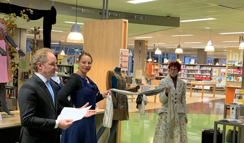 Wethouder Marten Japenga opende de expositie (foto Roelie 't Jong)