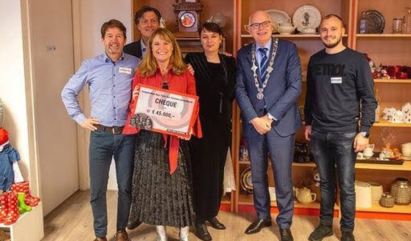 De overhandiging van de cheque. (foto: Gabees Fotografie)